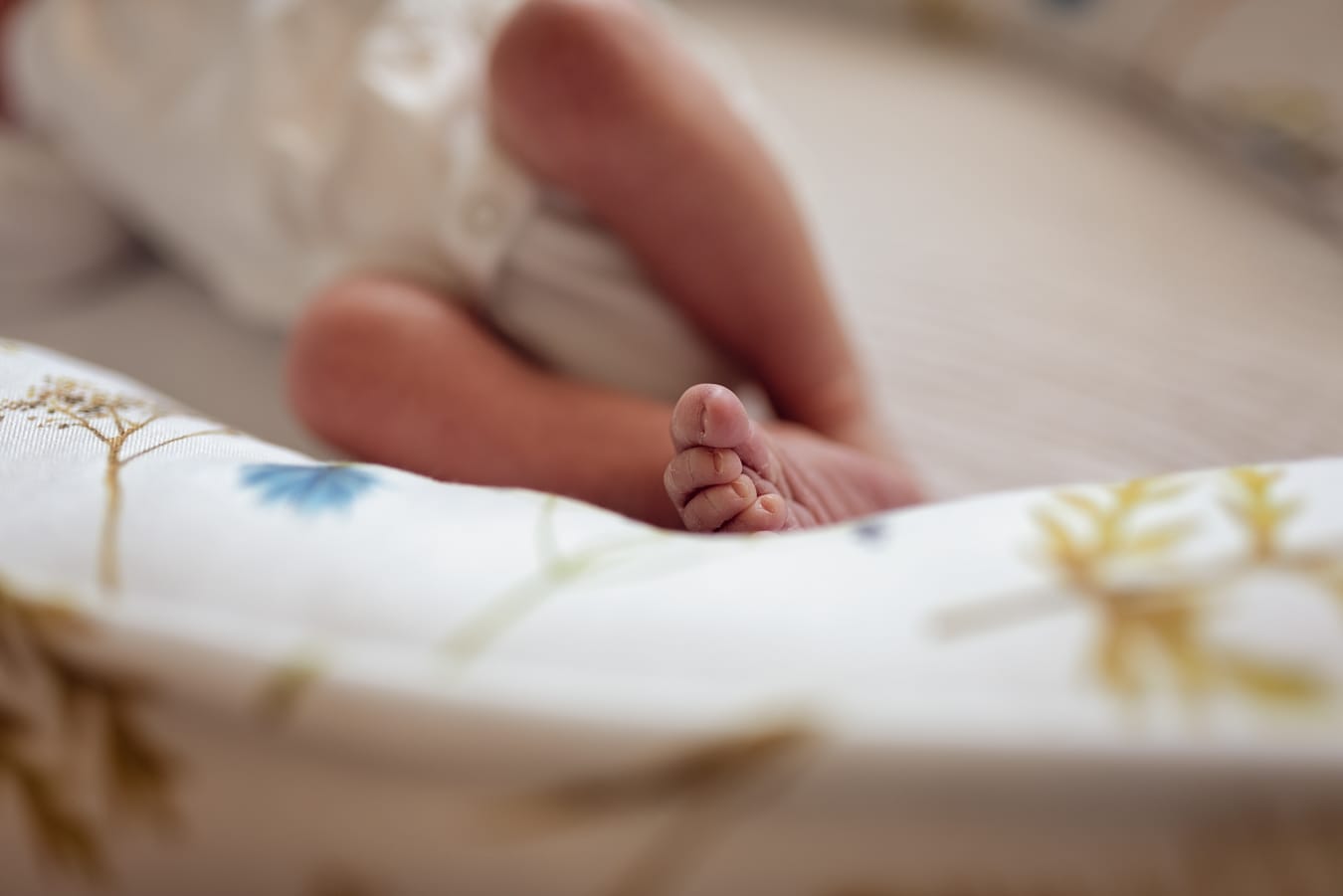 Stópka noworodka sesja noworodkowa w domu Sopot