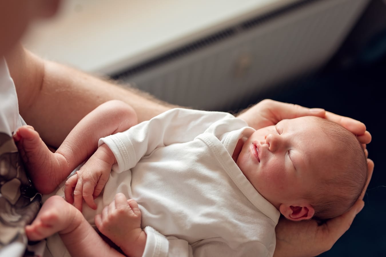 Tata z synem sesja noworodkowa w domu Sopot