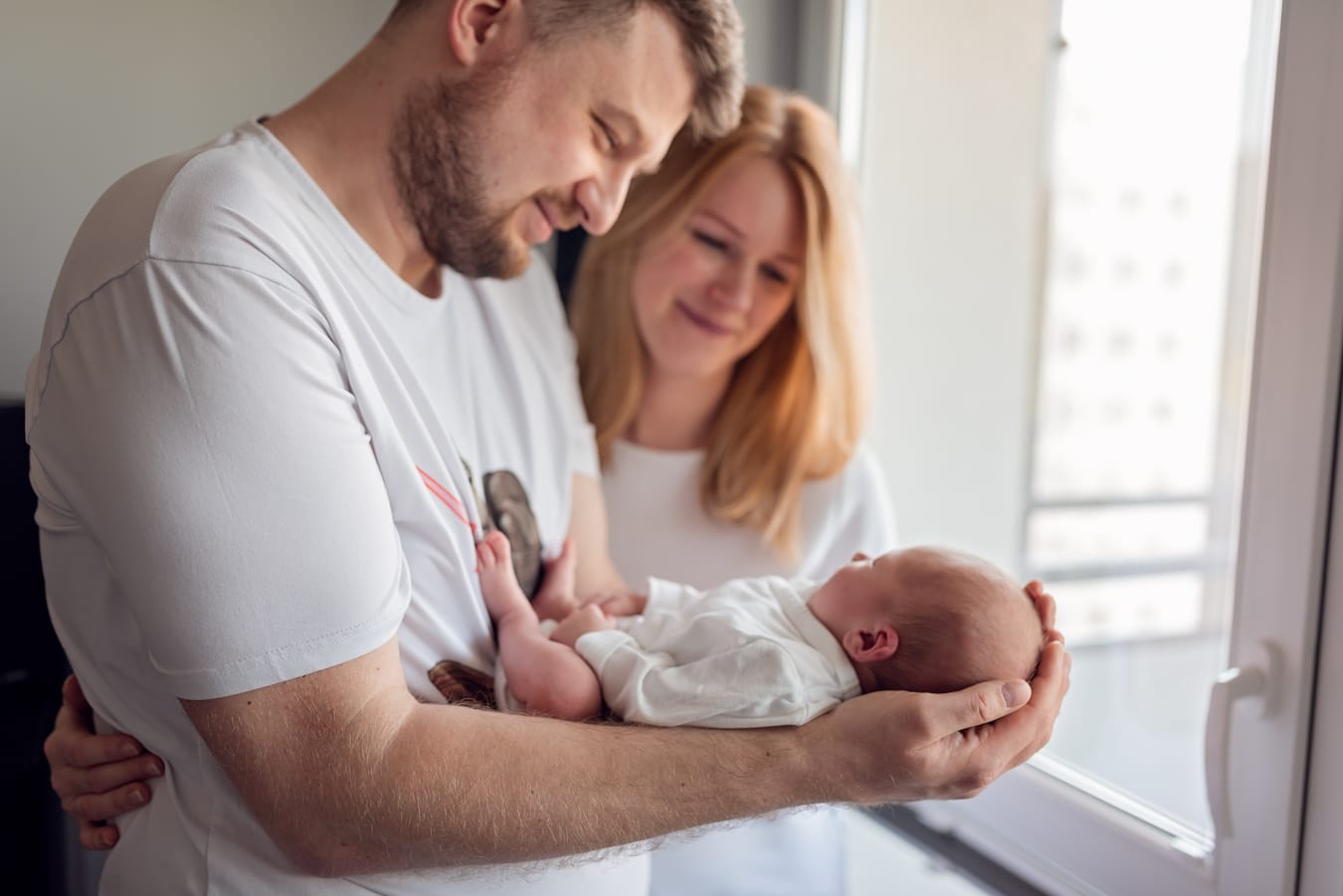 Rodzina z noworodkiem w mieszkaniu sesja Sopot