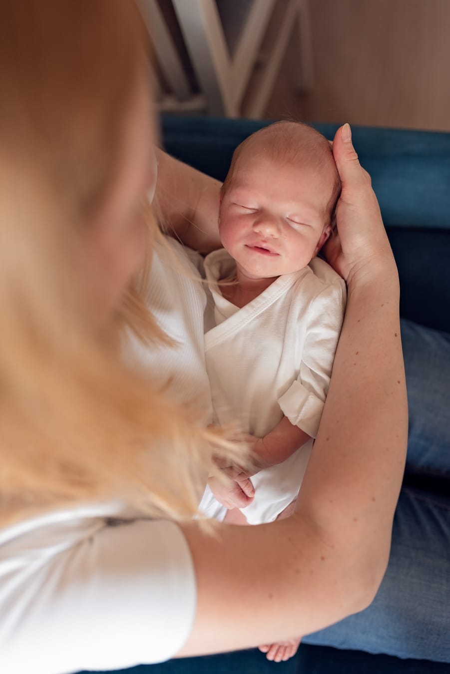 Śpiący noworodek sesja noworodkowa w domu Sopot