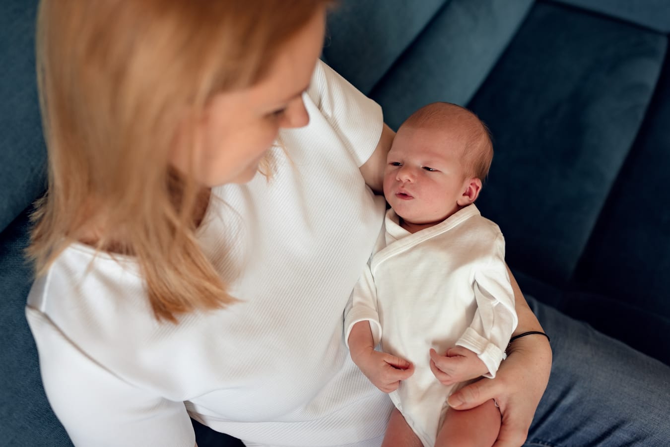 Mama z noworodkiem na kanapie sesja w domu Sopot