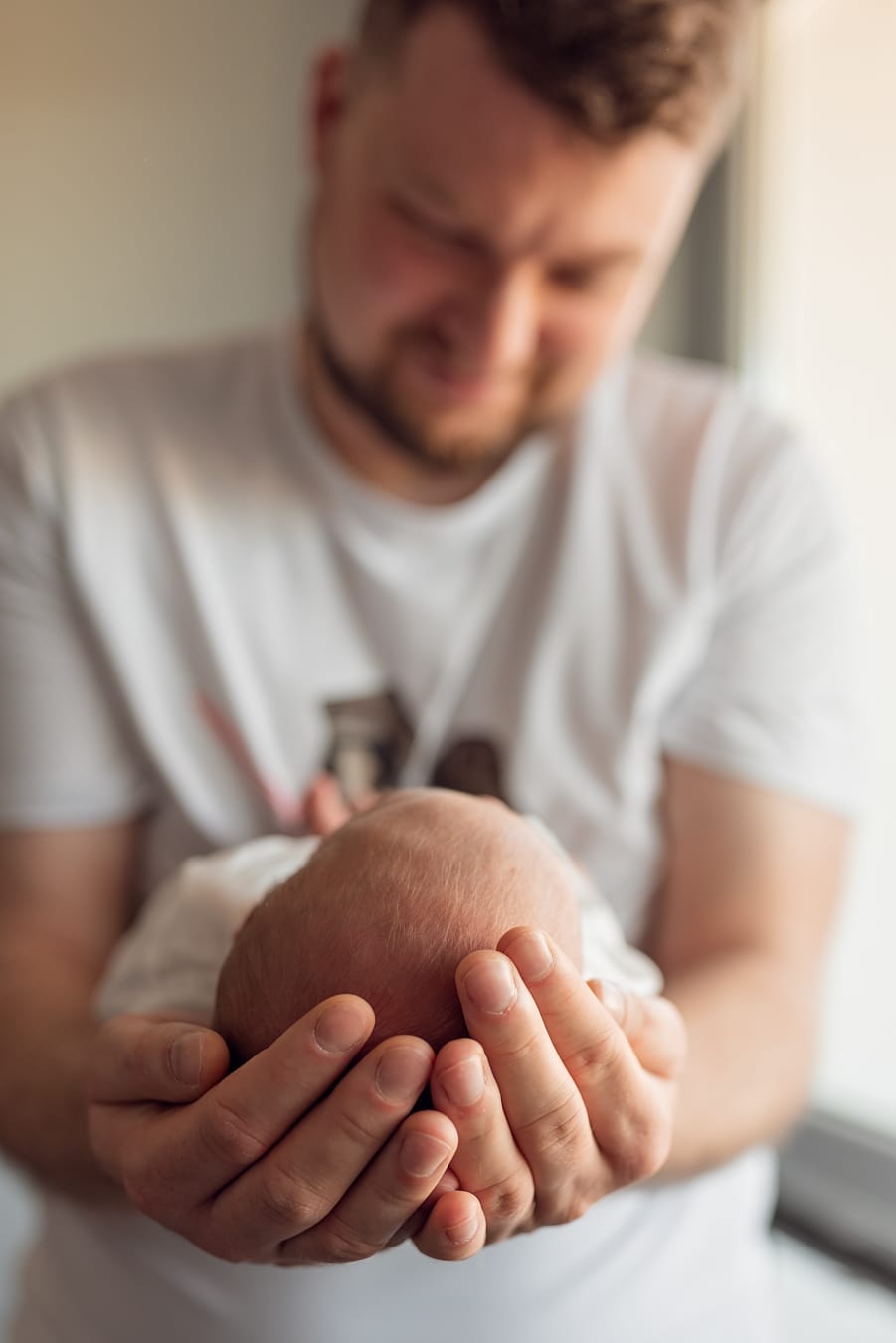 Tata trzyma noworodka sesja noworodkowa Sopot