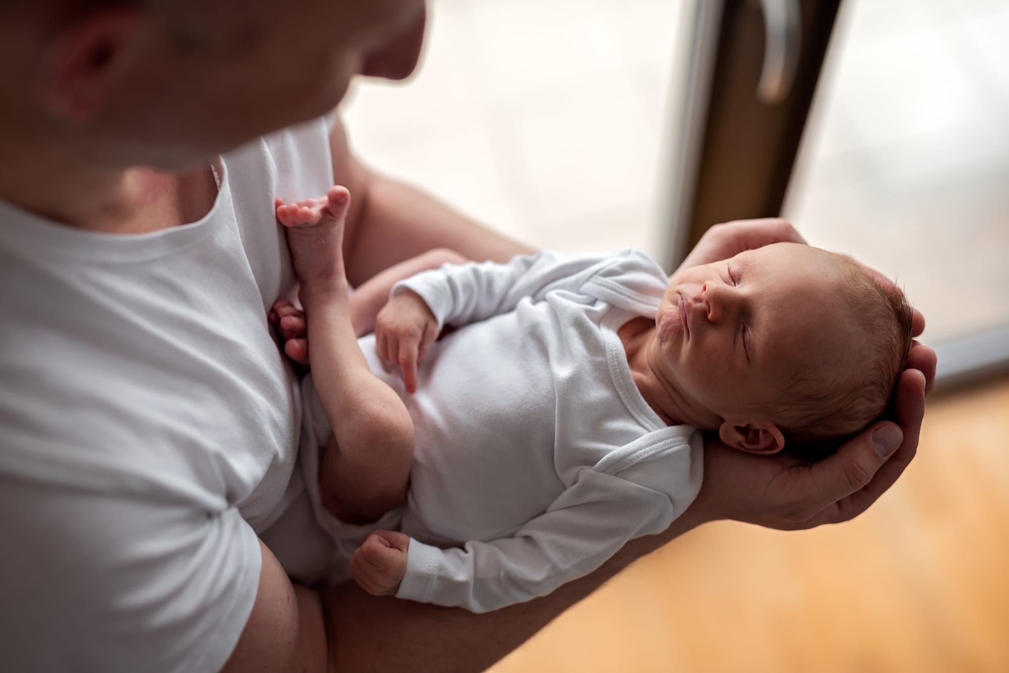 Tata z noworodkiem sesja noworodkowa w domu