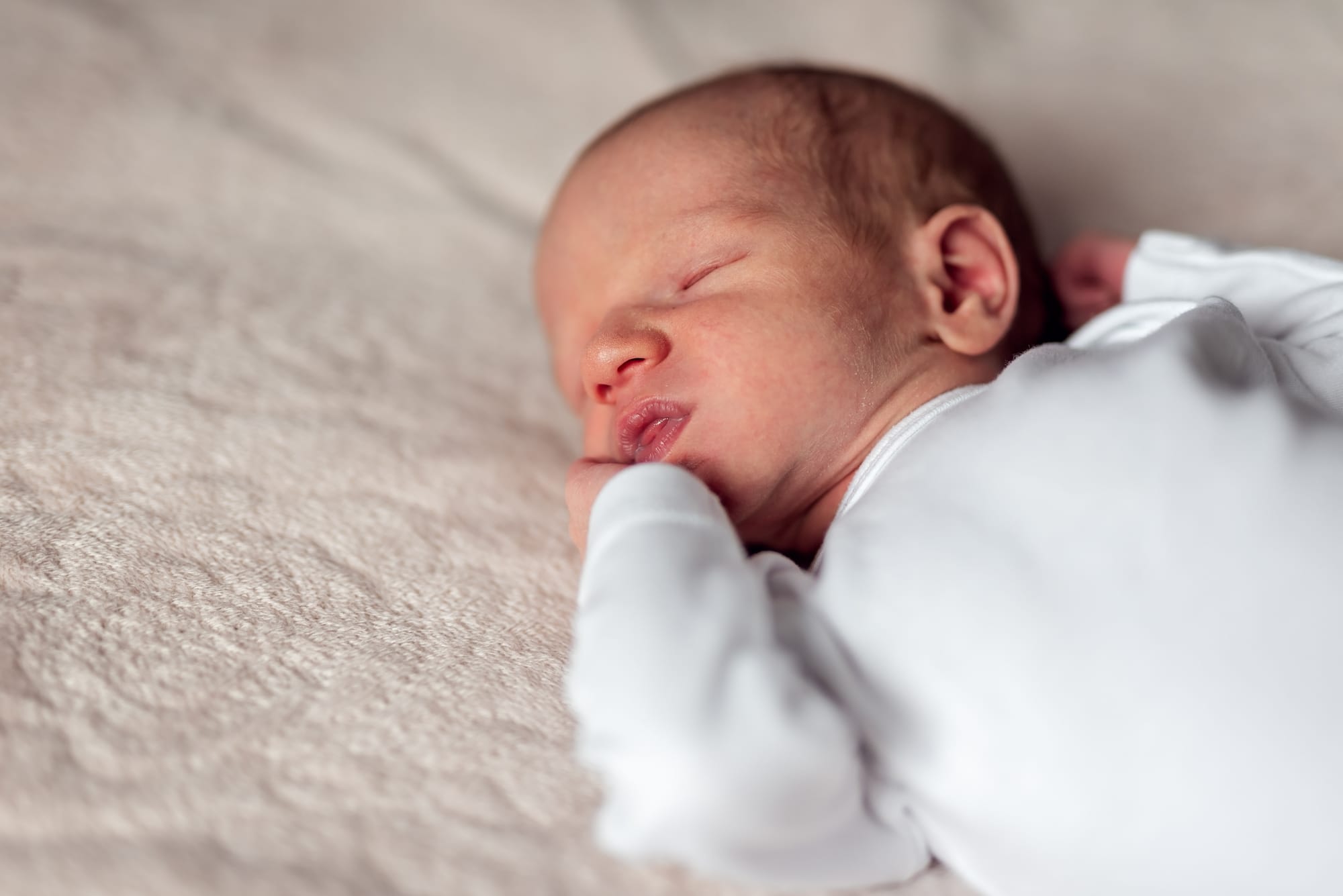 Noworodek detal sesja noworodkowa