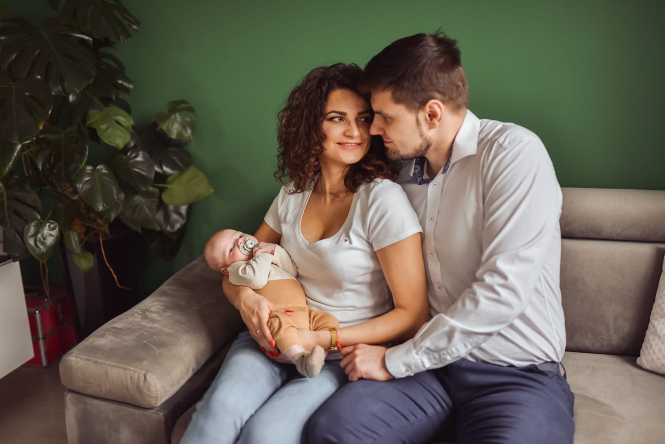 Rodzice z niemowlęciem sesja niemowlęca w domu Gdynia