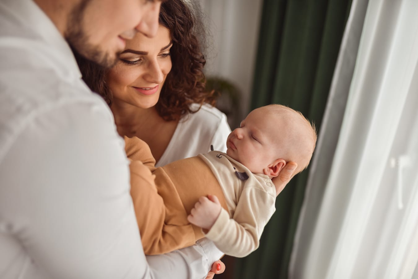 Niemowlę śpi na przedramieniu taty sesja Gdynia