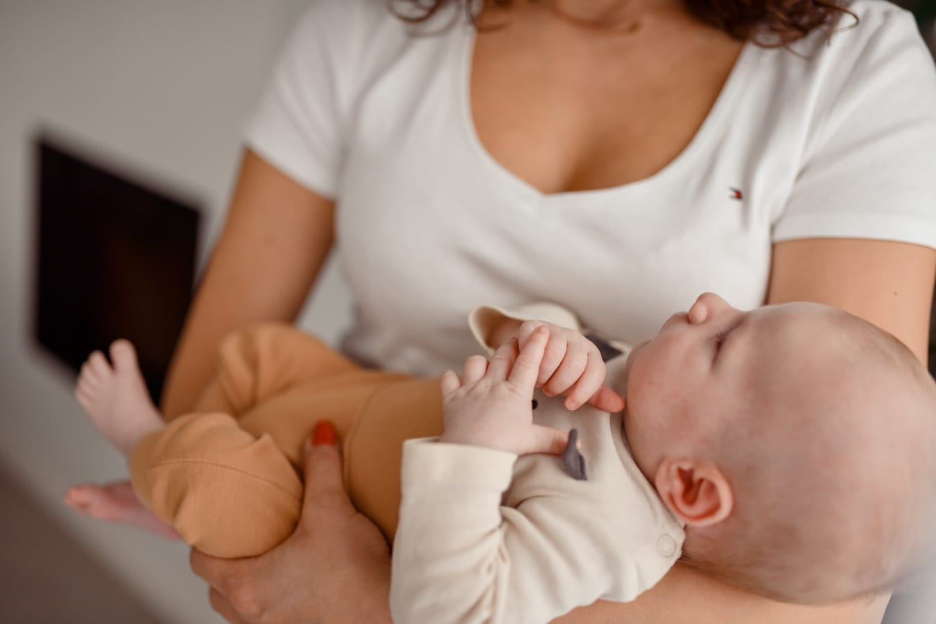 Niemowle bawi się rączkami sesja niemowlęca Gdynia