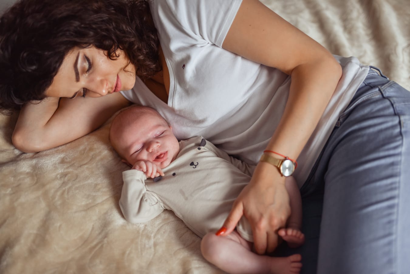 Mama ze śpiącym niemowlęciem sesja w domu Gdynia
