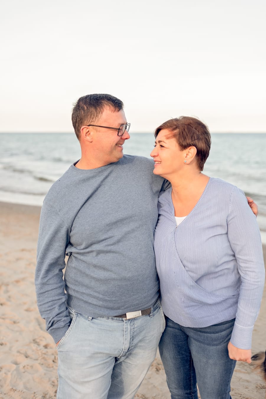 Małżeństwo na plaży sesja rodzinna Sopot
