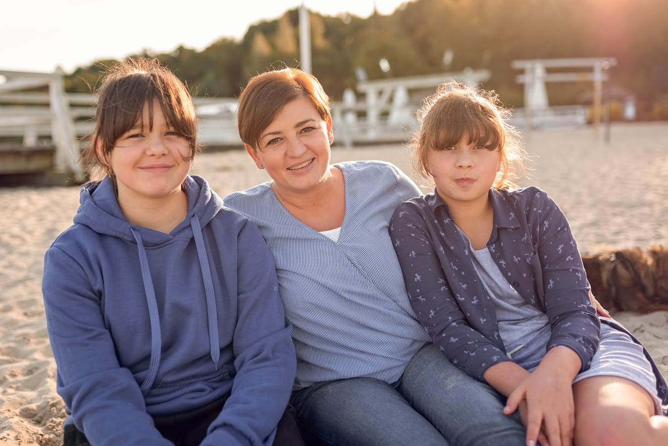Mama z nastoletnimi córkami zachód słońca plaża Sopot
