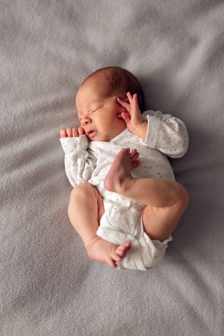 Noworodek w pozycji embrionalnej sesja 5-14 dzień życia