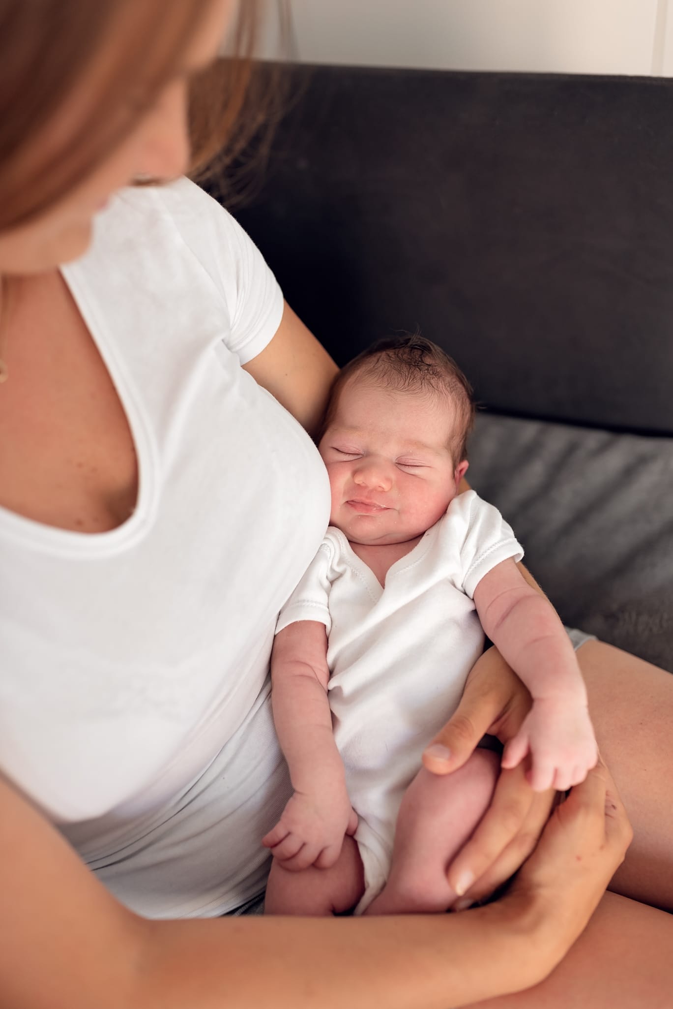 Mama z noworodkiem sesja lifestyle w domu Trójmiasto