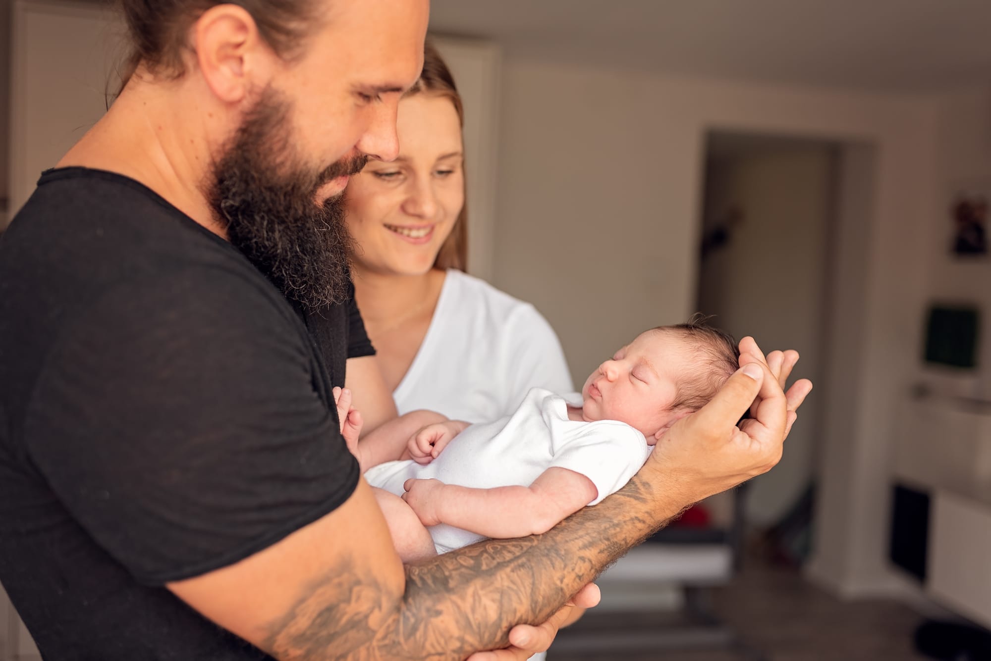 Rodzice uśmiechają się do noworodka sesja lifestyle Trójmiasto