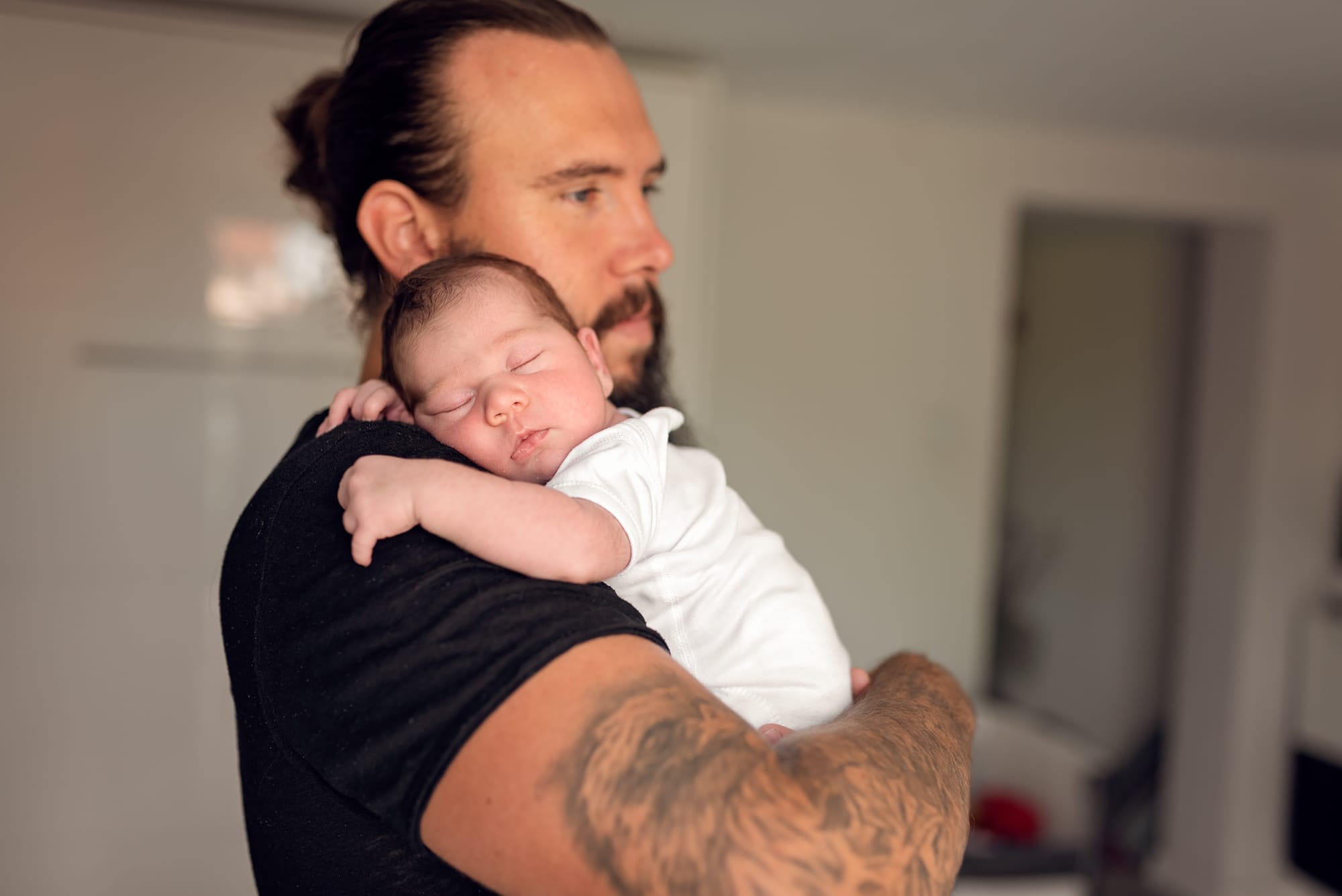 Noworodek na rękach taty fotograf noworodkowy Trójmiasto