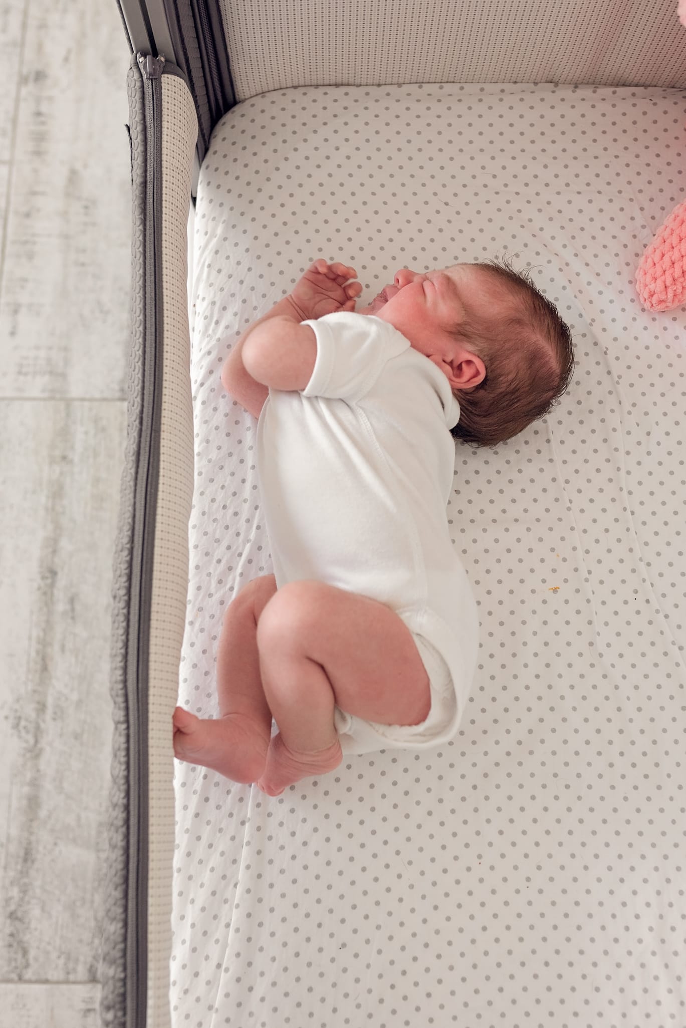 Noworodek śpi w łóżeczku sesja w domu Trójmiasto
