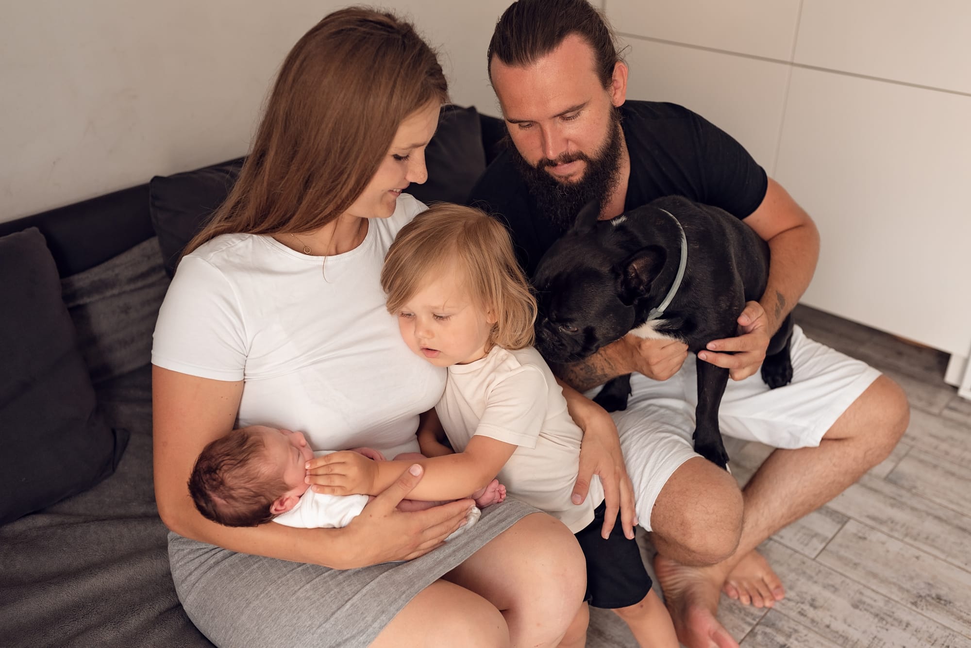 Rodzina z noworodkiem i psem na kanapie sesja Trójmiasto