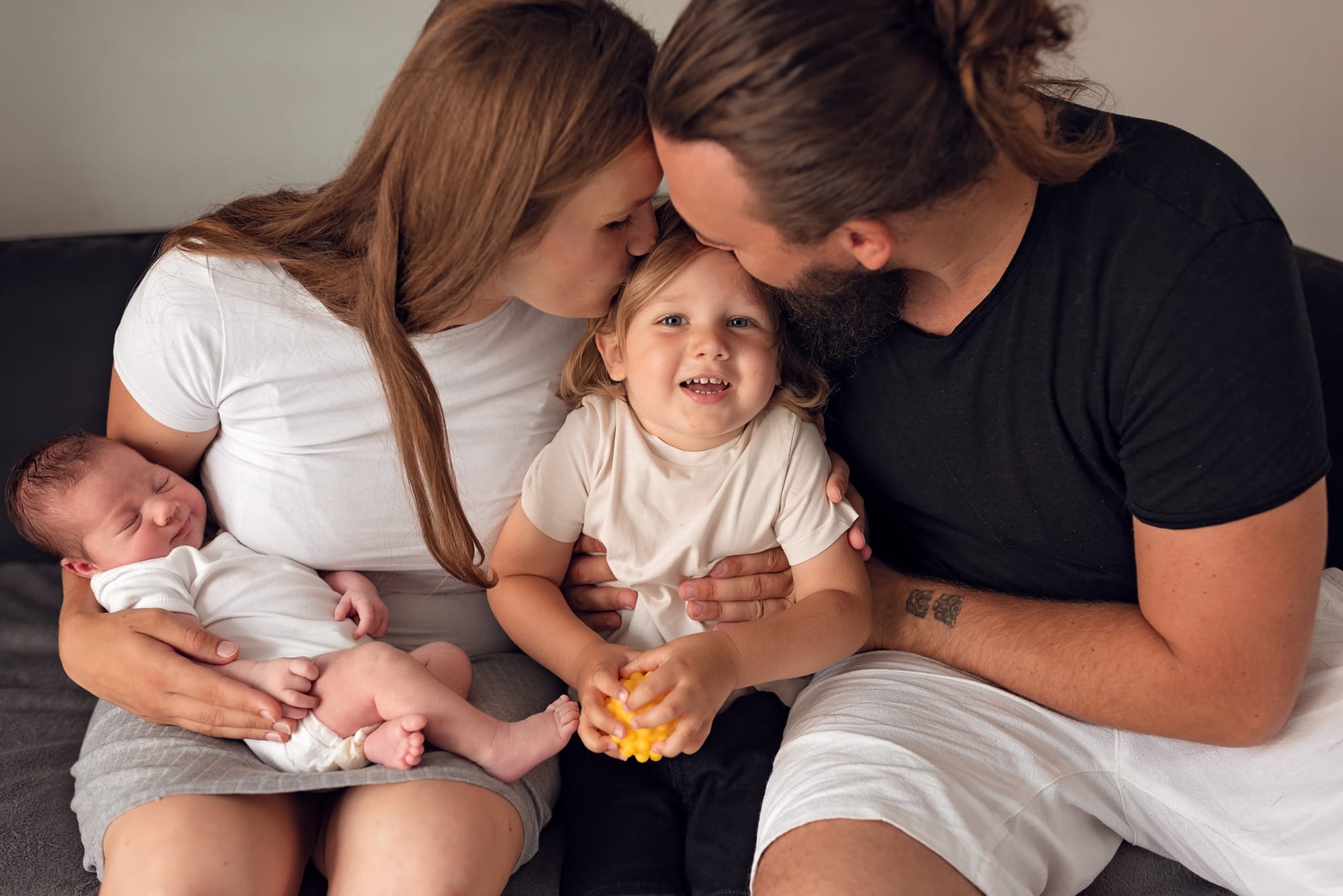 Rodzice całują starszego syna noworodek śpi sesja Trójmiasto