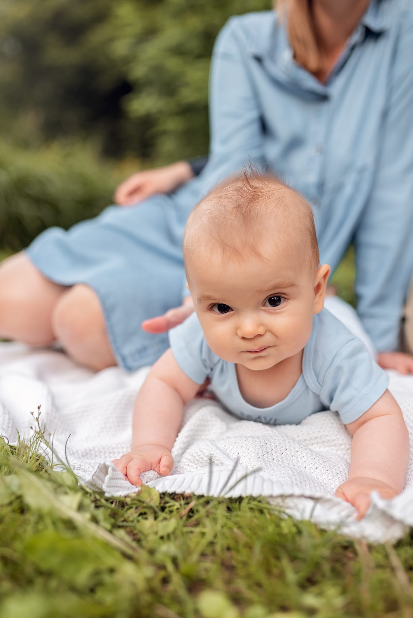 Mama całuje stópki  niemowlaka  sesja rodzinna Gdańsk
