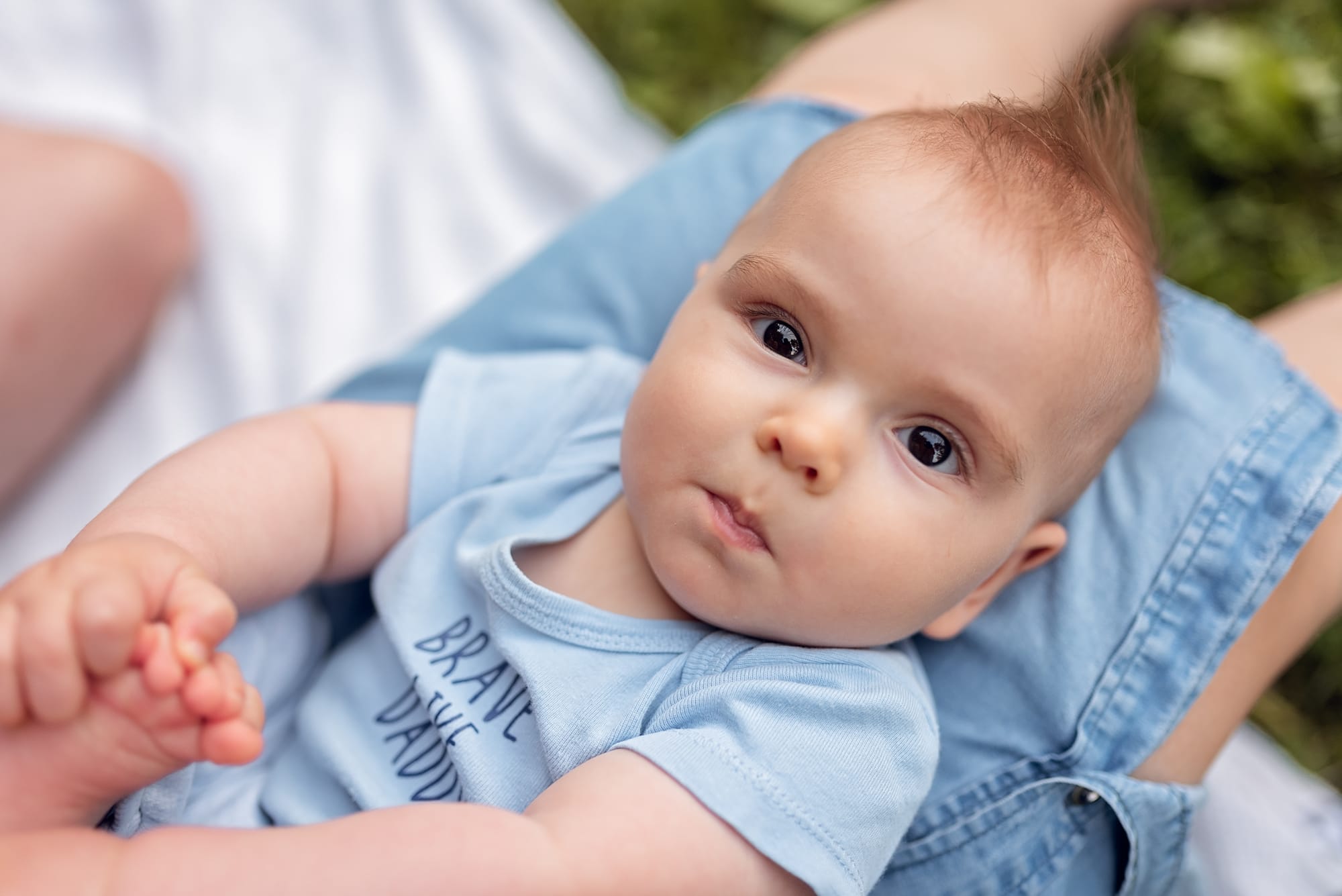 Portret niemowlęcia sesja z niemowlakiem w plenerze