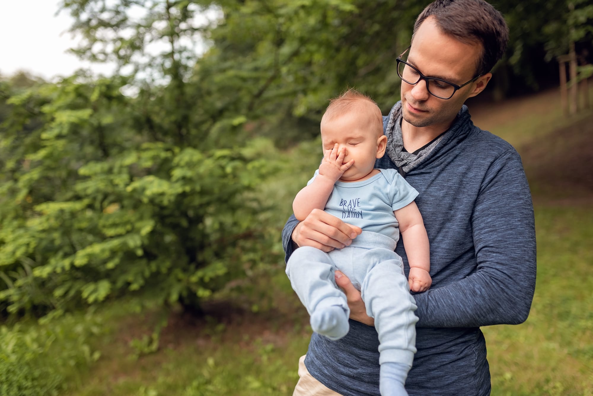 Tata z niemowlakiem sesja z niemowlakiem w plenerze Gdańsk