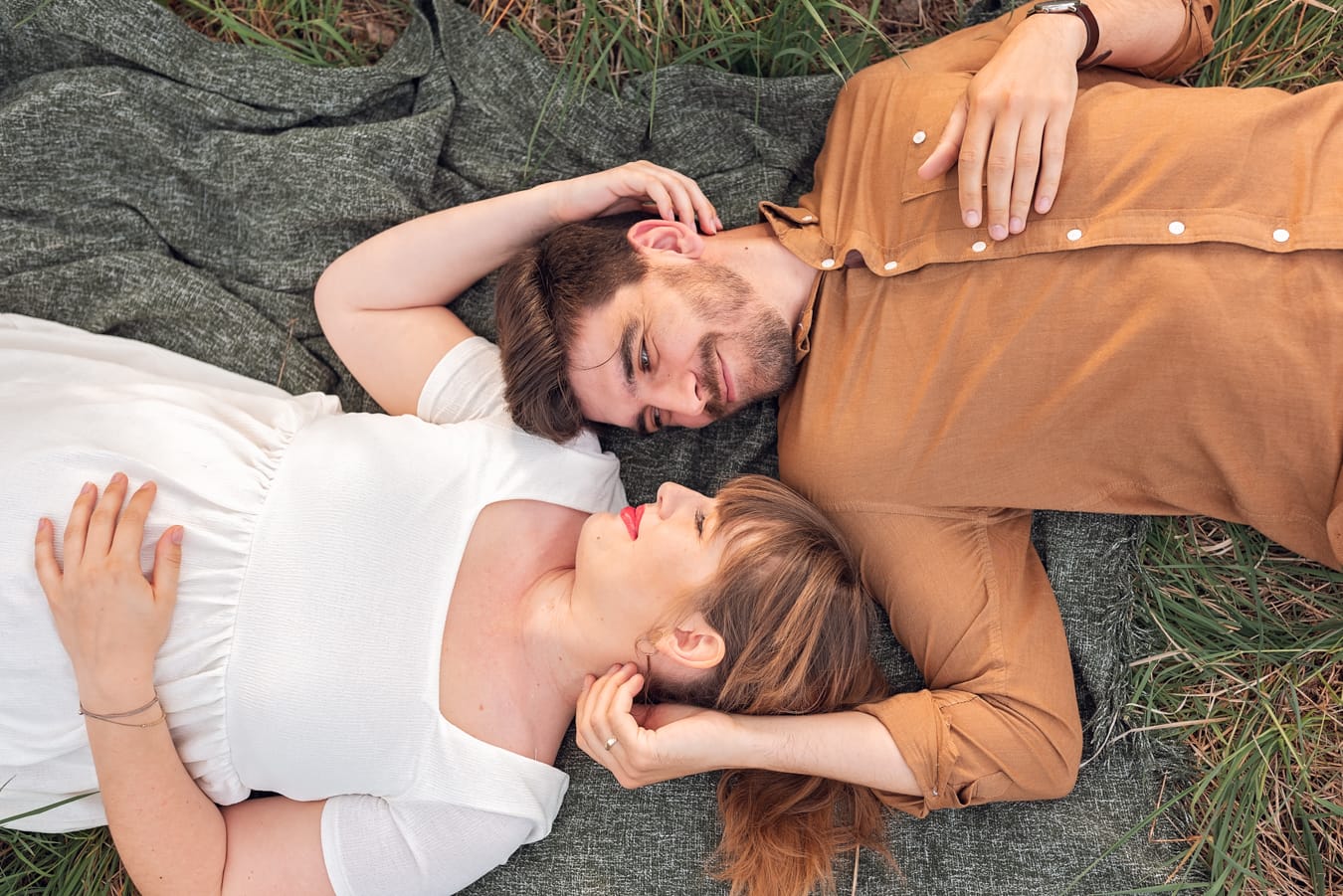 Sesja ciążowa wiosną Trójmiasto łąka zachód słońca
