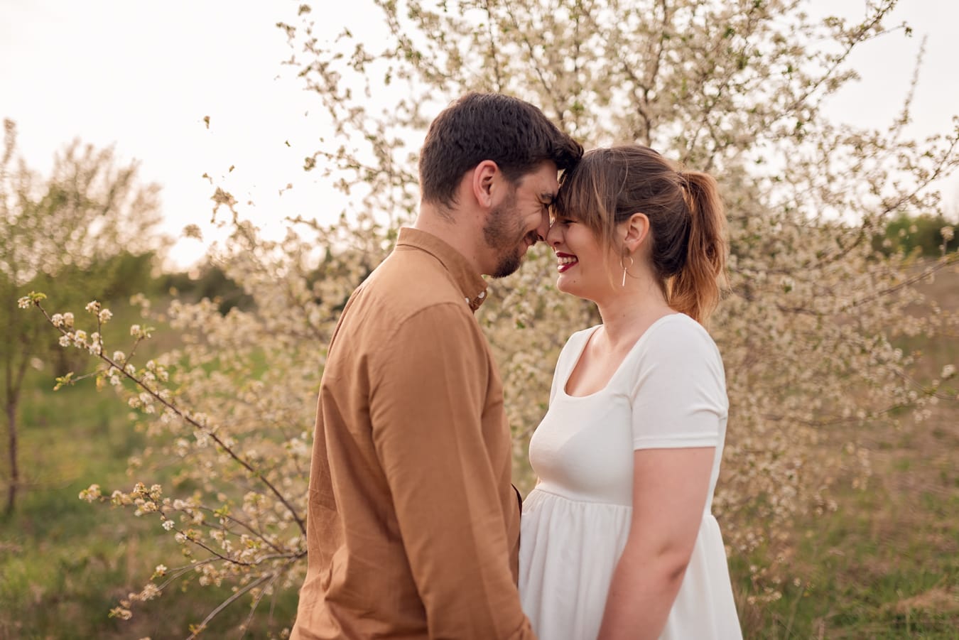 Para na łące sesja ciążowa wiosną Gdynia