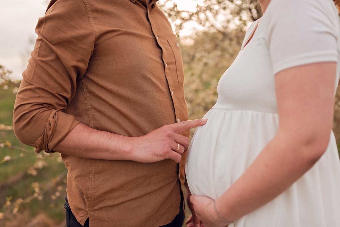 Para o zachodzie słońca sesja ciążowa wiosną Gdynia