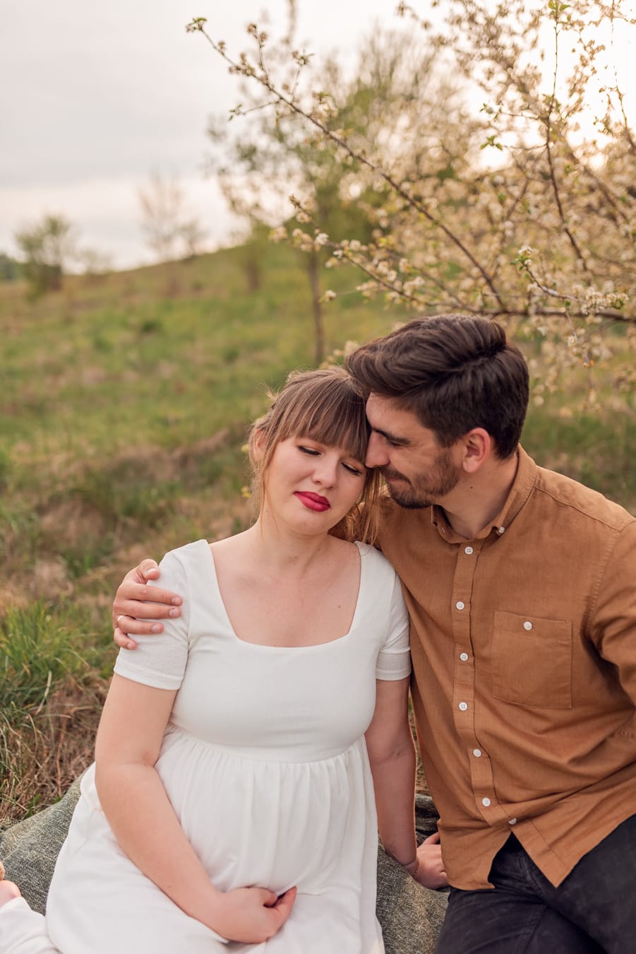 Para na łące zachód słońca sesja ciążowa wiosną