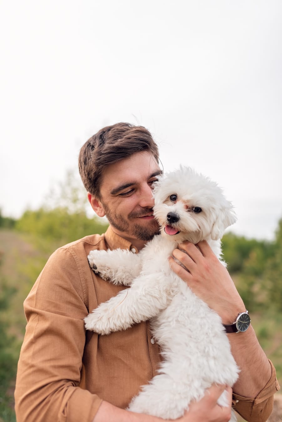 Tata z psem na łące sesja ciążowa wiosną