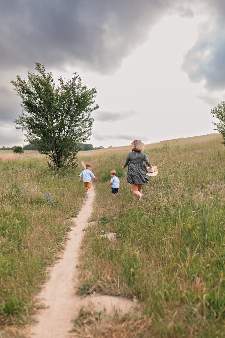 Mama goni synów po łące sesja rodzinna Gdynia