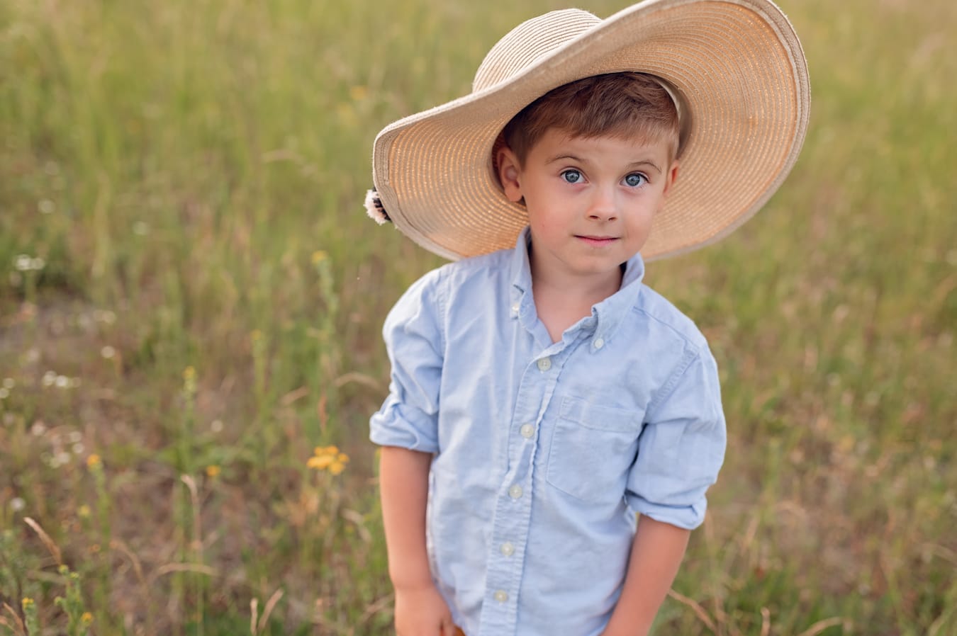 Chłopiec w kapeluszu mamy sesja rodzinna na łące