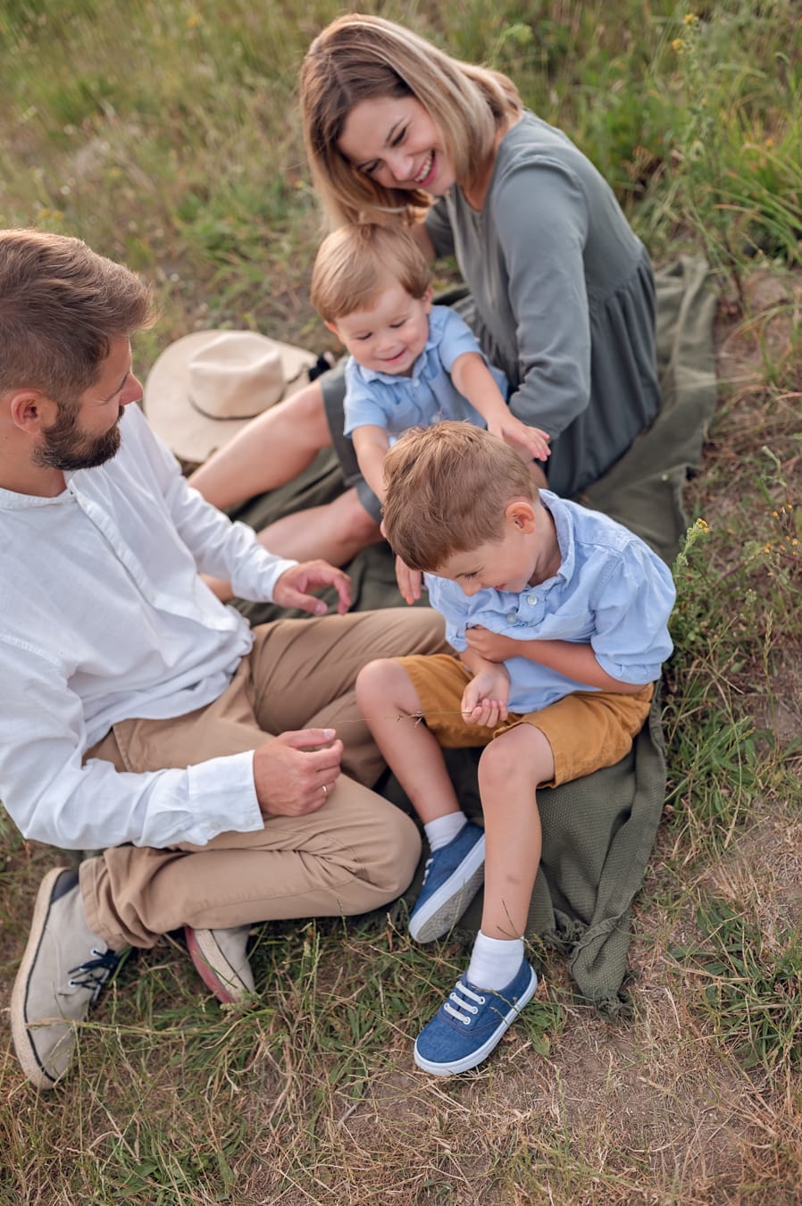 Rodzina na łące sesja rodzinna w plenerze Gdynia