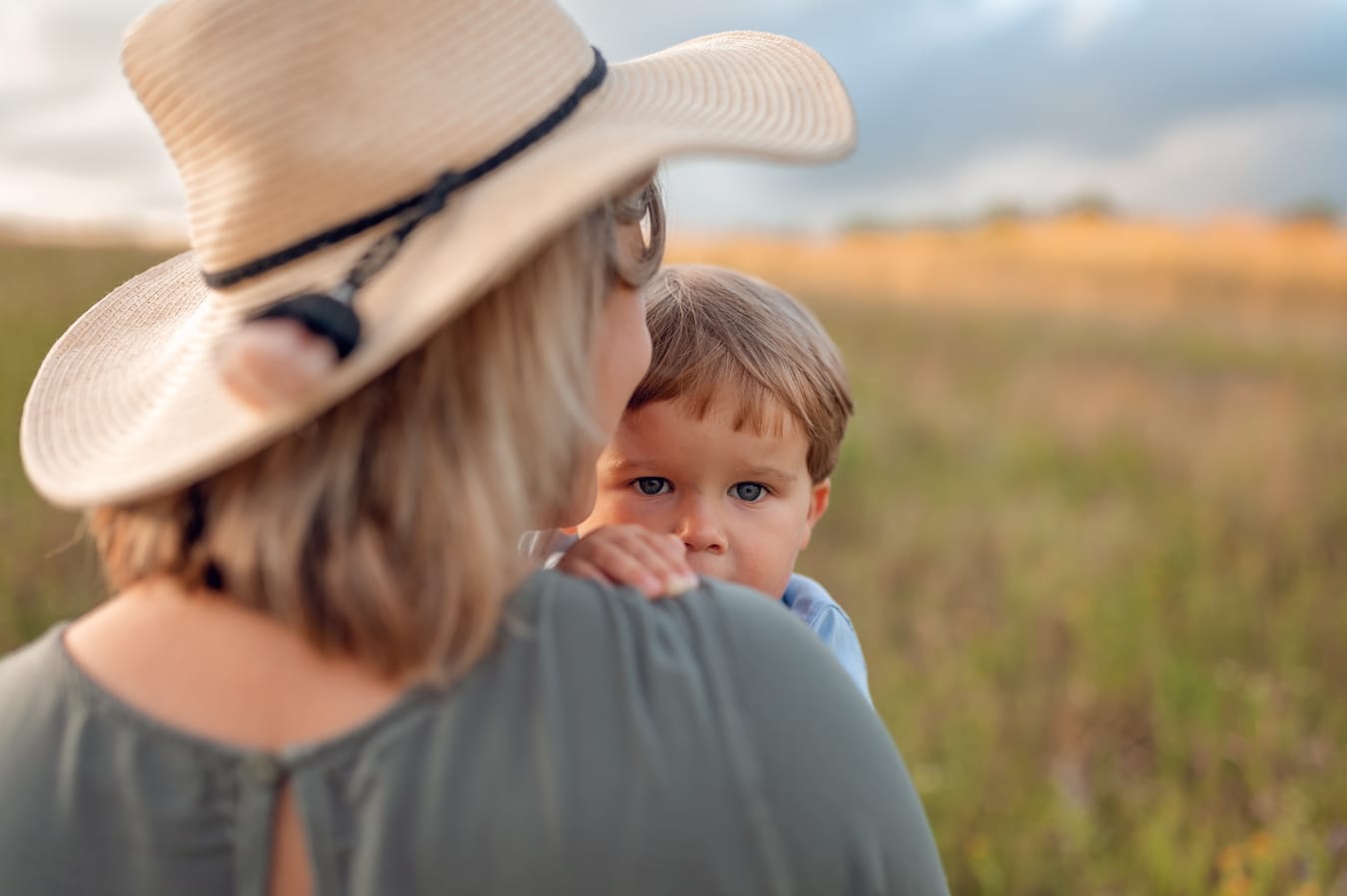 Mama tuli syna na łące zachód słońca  sesja rodzinna Gdynia