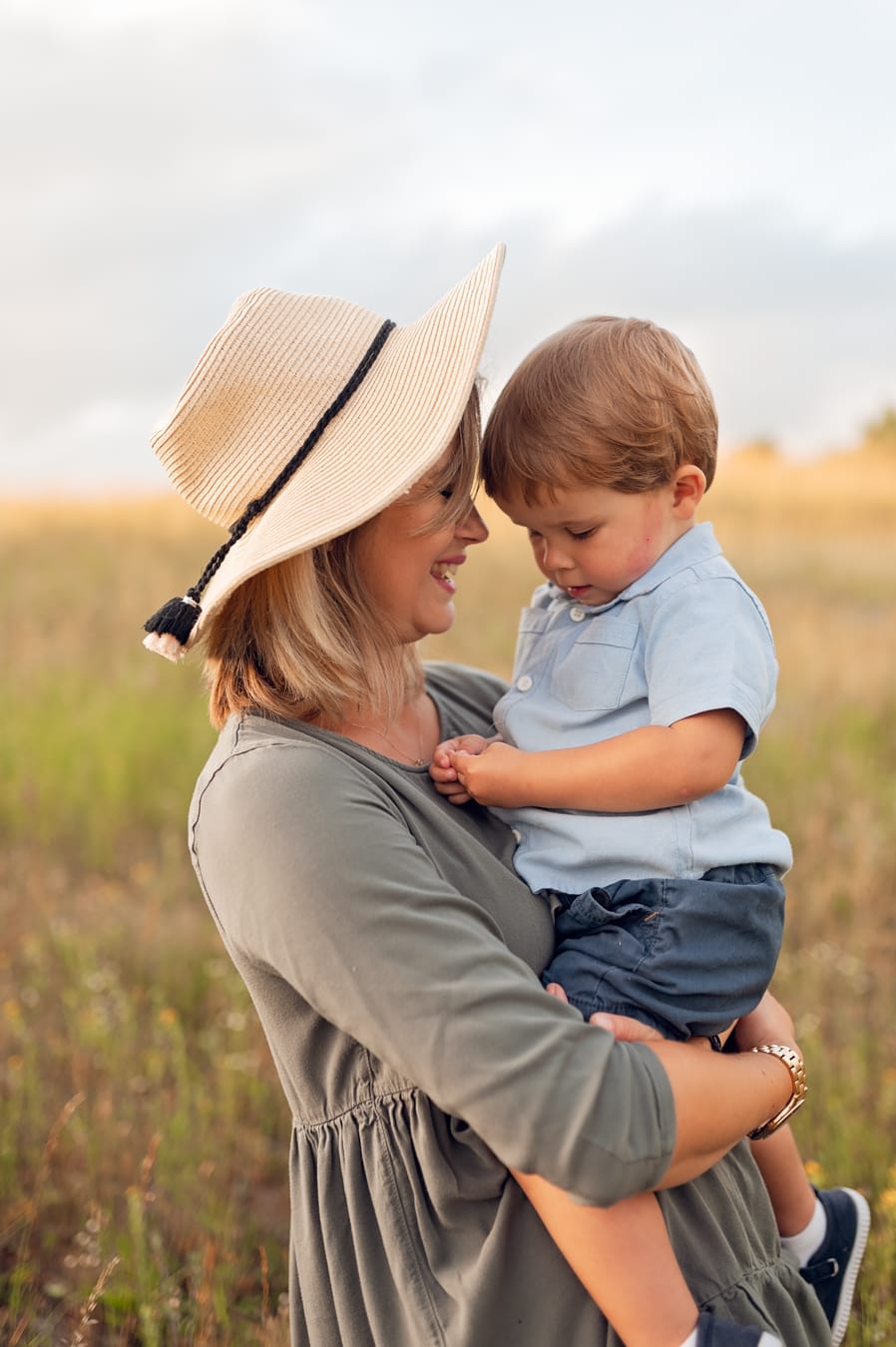Mama przytula syna na łące zachód słońca Gdynia