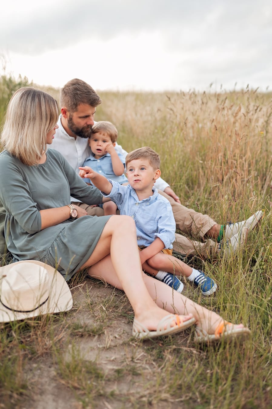 Rodzina na łące pełna radości sesja w plenerze