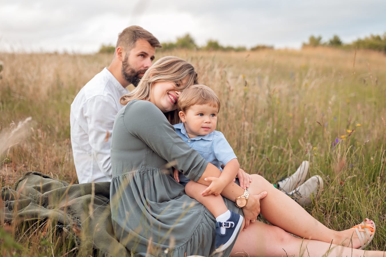 Zabawy na łące sesja rodzinna w plenerze