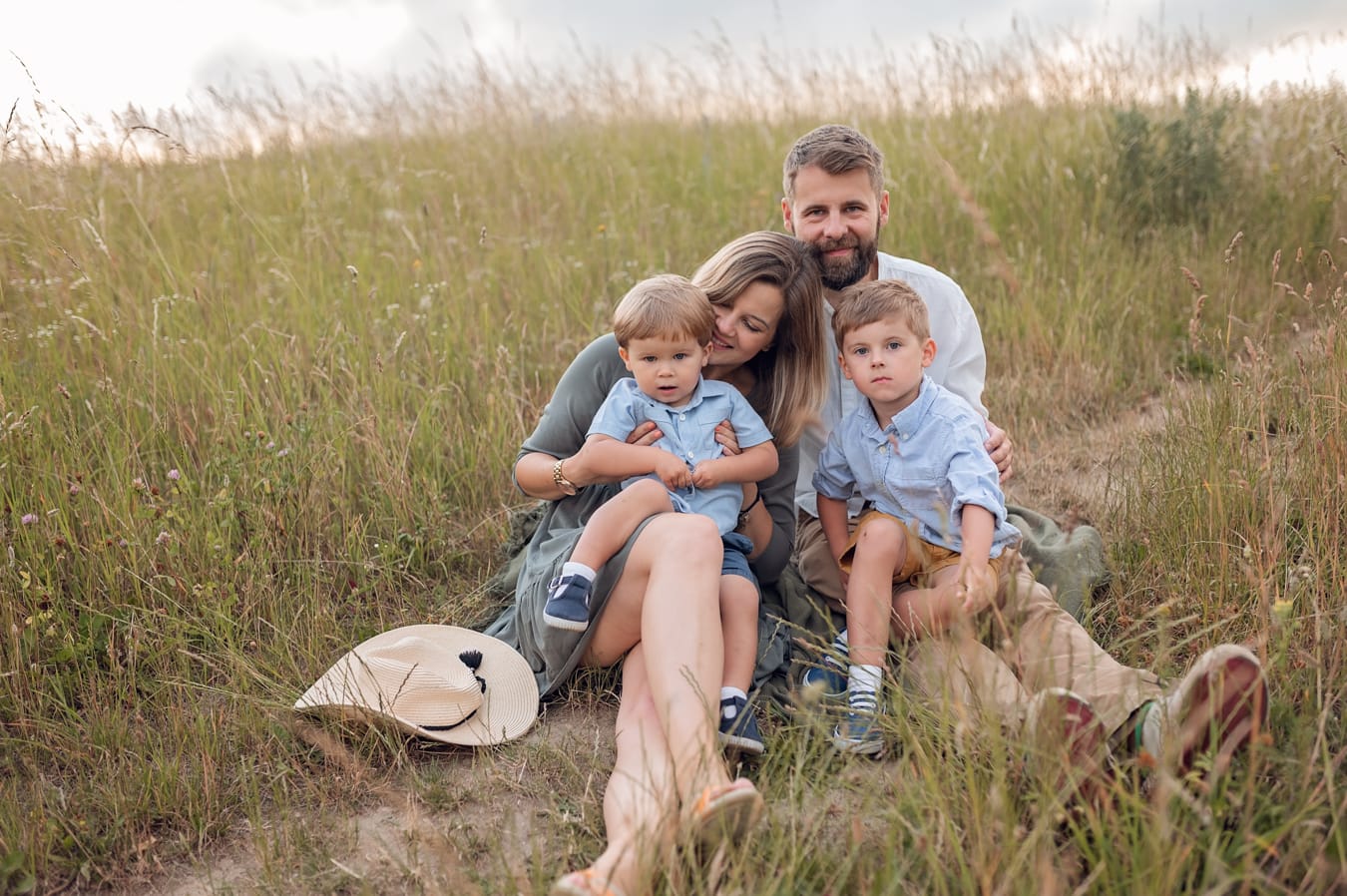 Portret rodzinny na łące zachód słońca Gdynia