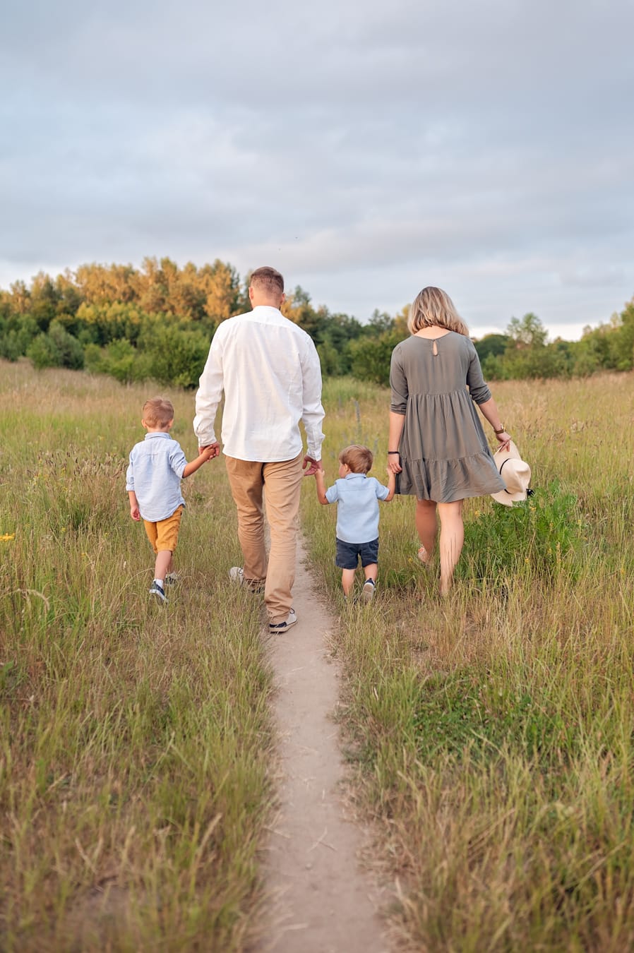 Rodzina za ręce idzie w zachód słońca sesja Gdynia