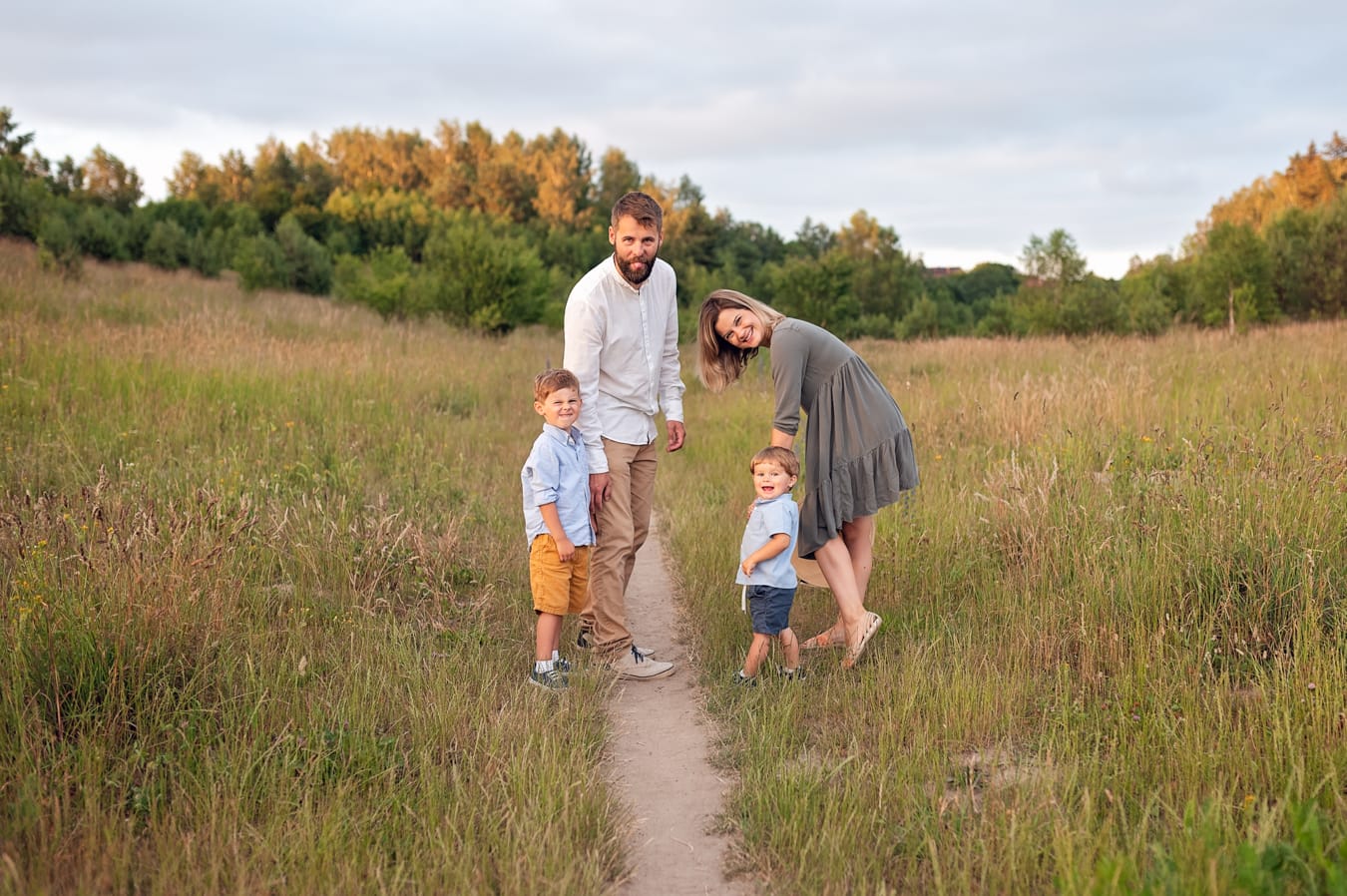 Rodzina robi śmieszne miny sesja na łące Gdynia