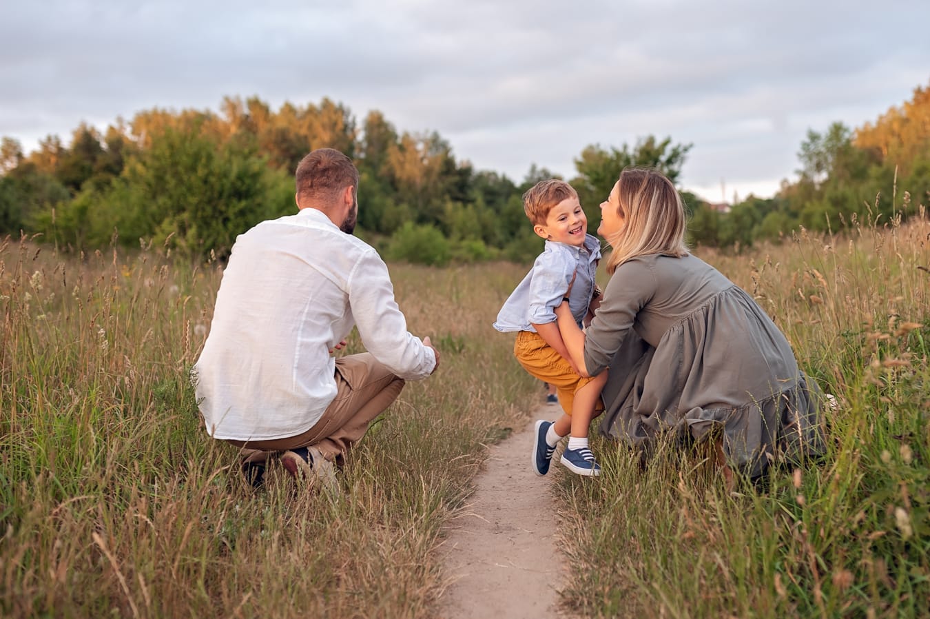 Rodzinne zabawy na łące sesja w plenerze Gdynia