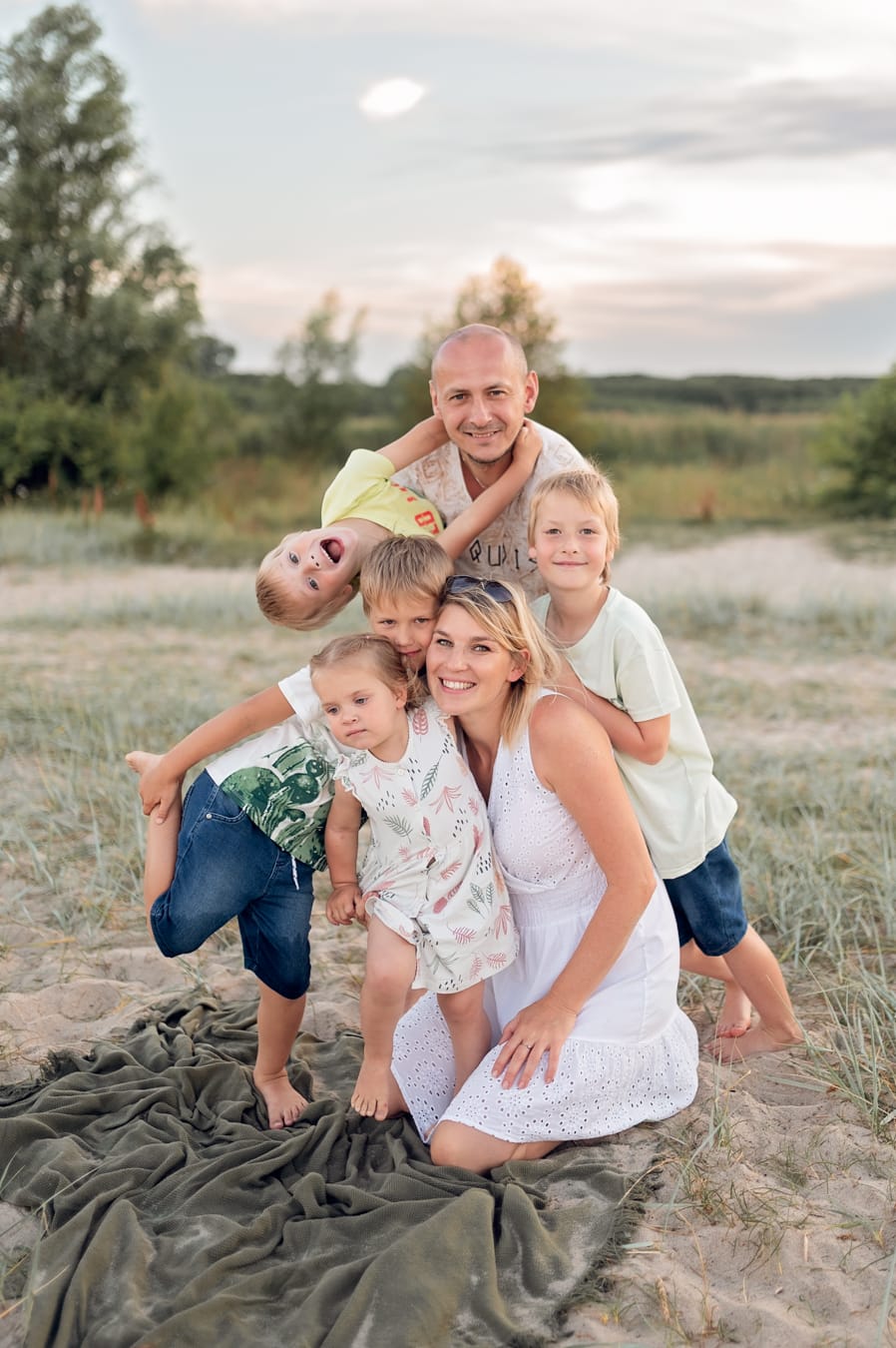 Rodzina wielodzietna przytulona sesja nad morzem