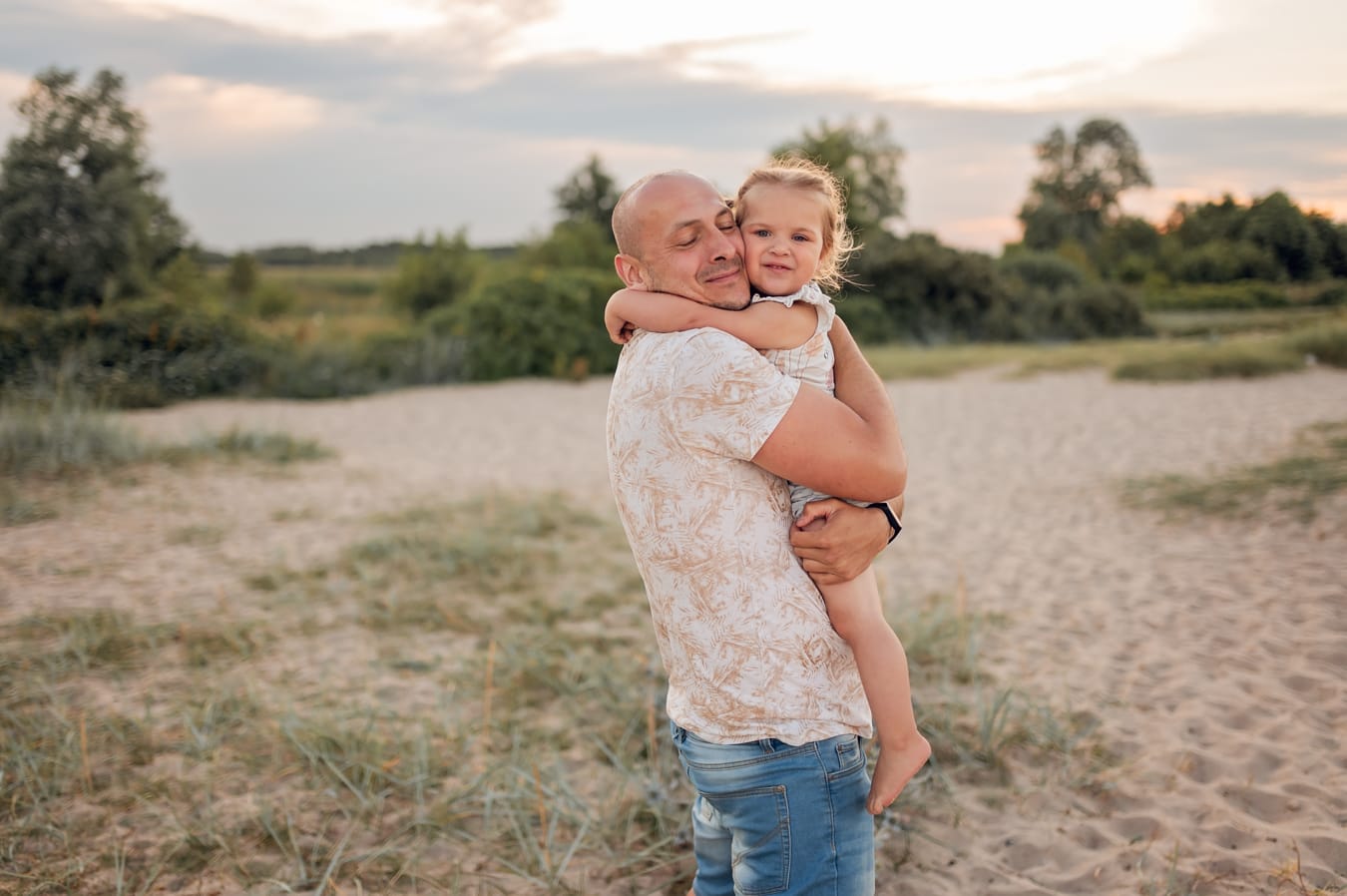 Tata z córką sesja rodziny wielodzietnej plaża
