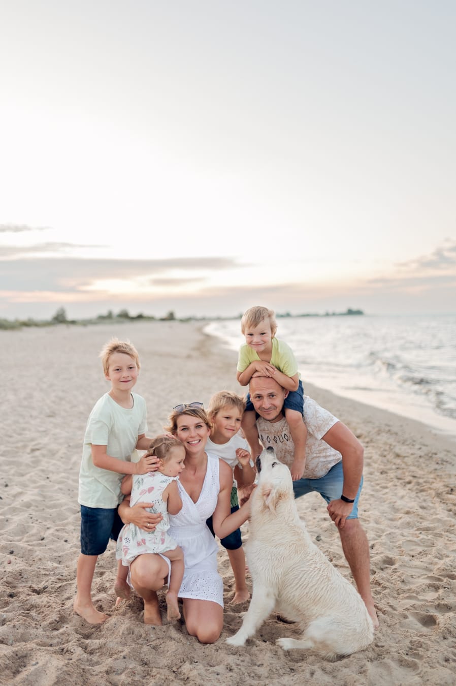 Radosna rodzina wielodzietna z psem na plaży Trójmiasto