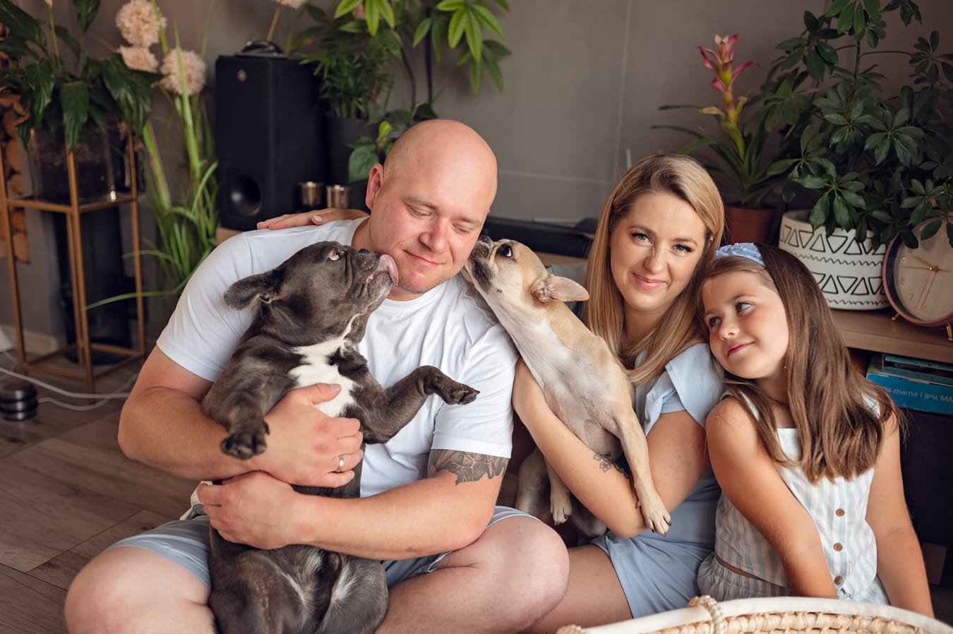Psy liżą tatę portret rodzinny z noworodkiem Trójmiasto