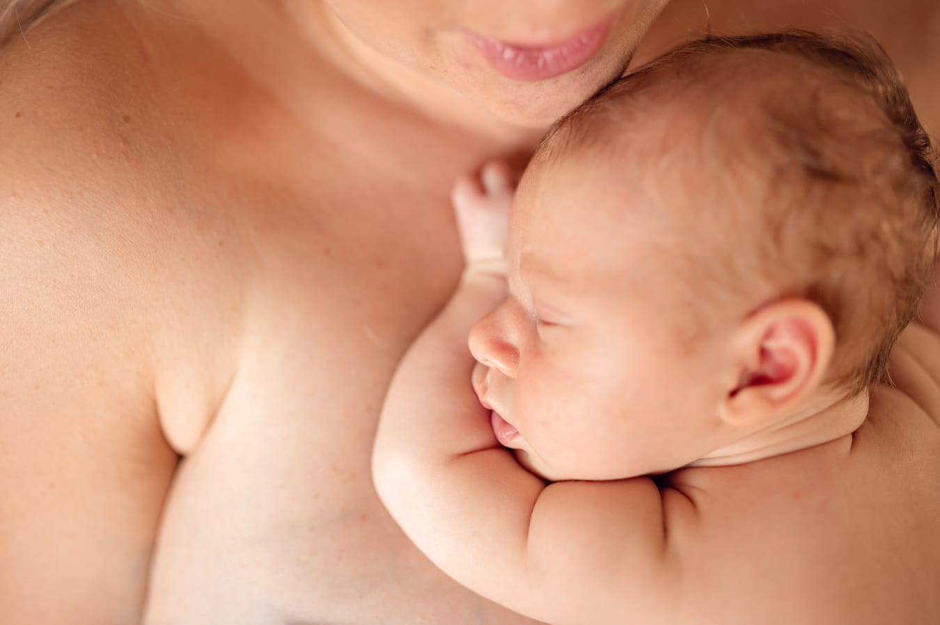 Skin to skin mama z noworodkiem fotografia noworodkowa Trójmiasto