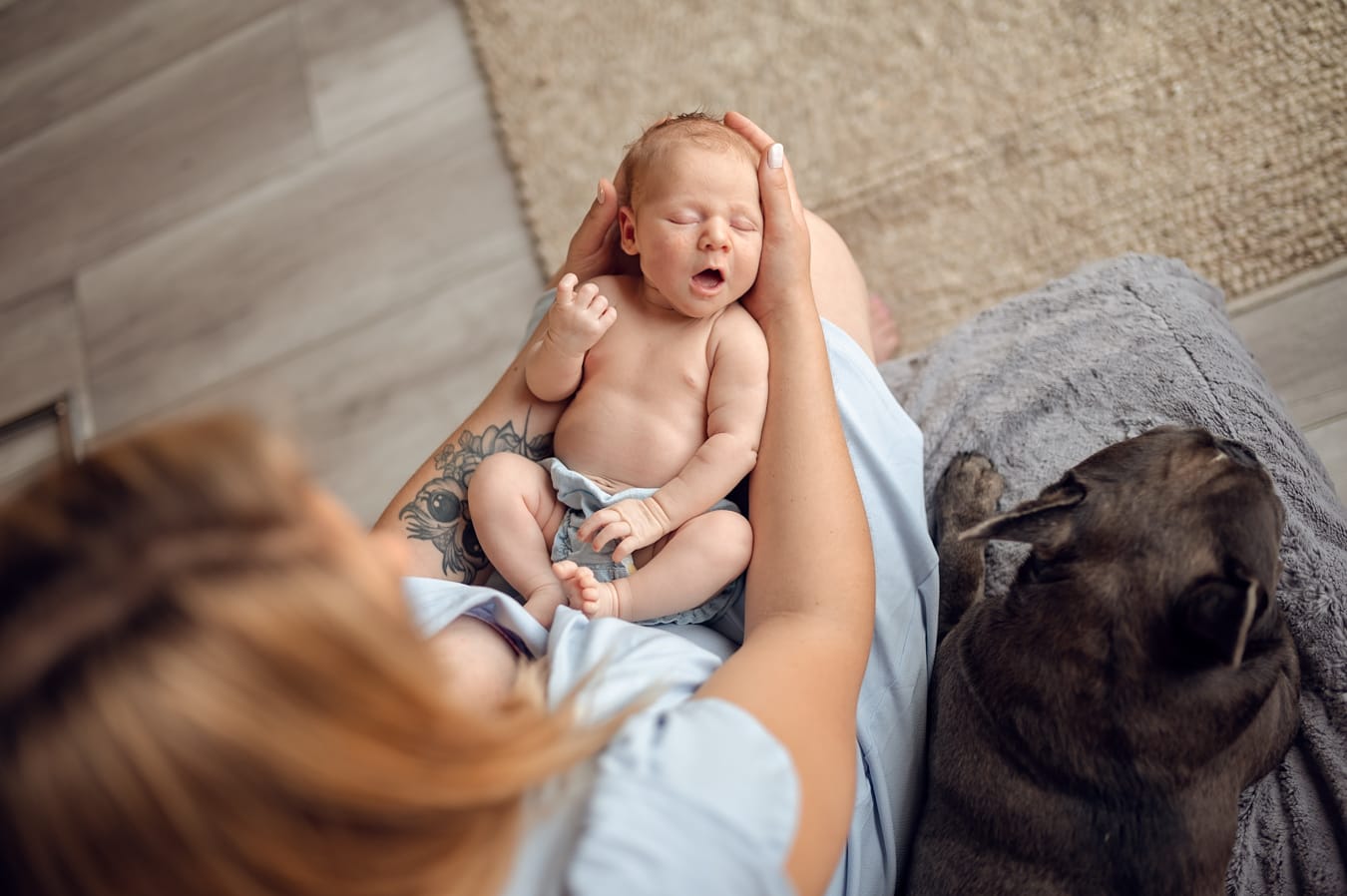 Ziewający noworodek w ramionach mamy sesja Trójmiasto