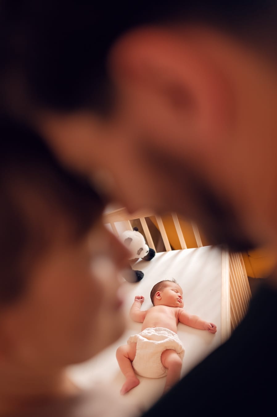 Noworodek śpi w łóżeczku sesja noworodkowa lifestyle Gdańsk