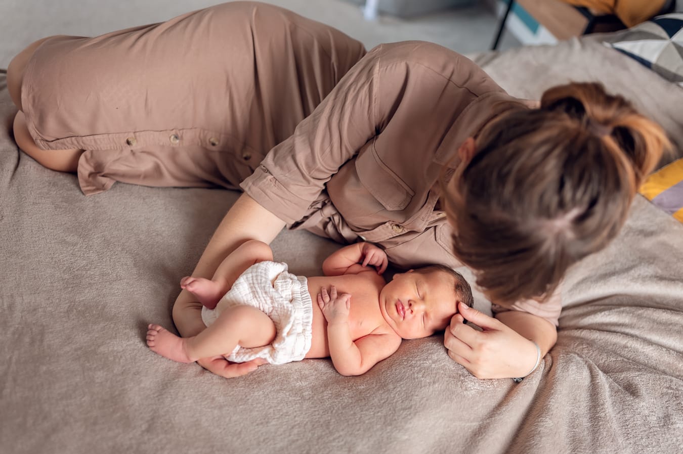 Mama obok noworodka na łóżku sesja lifestyle Gdańsk