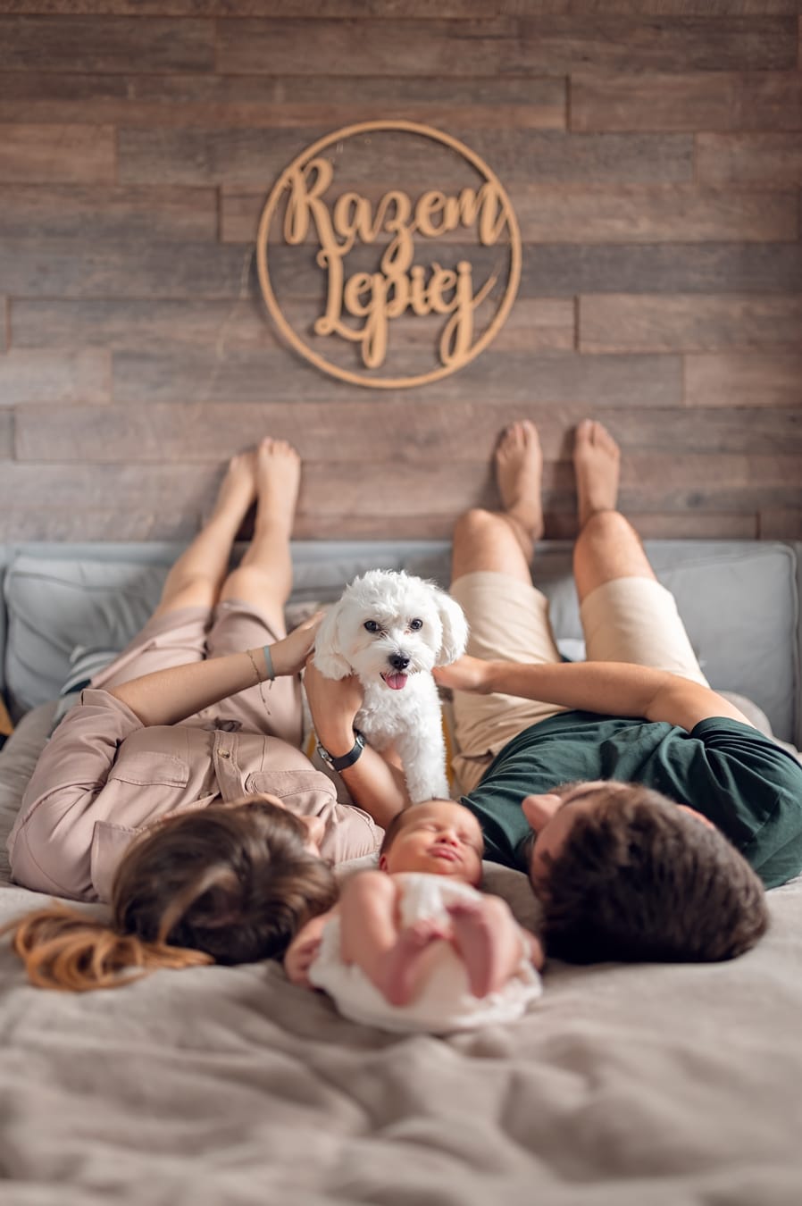 Rodzina z psem na łóżku sesja noworodkowa lifestyle Gdańsk