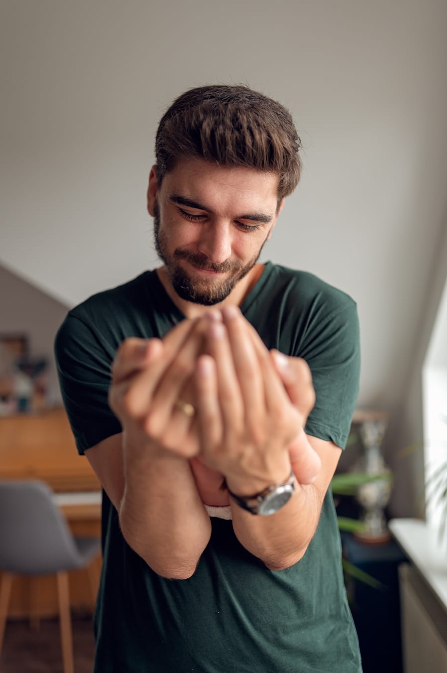 Tata patrzy na noworodka sesja noworodkowa lifestyle Gdańsk